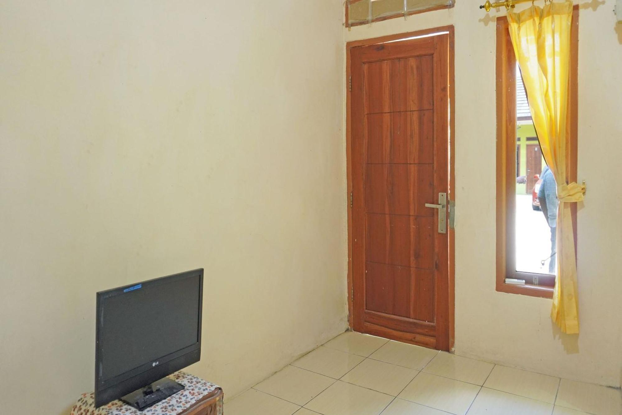 Oyo 91762 Green Home Stay Syariah 普哇加达 外观 照片